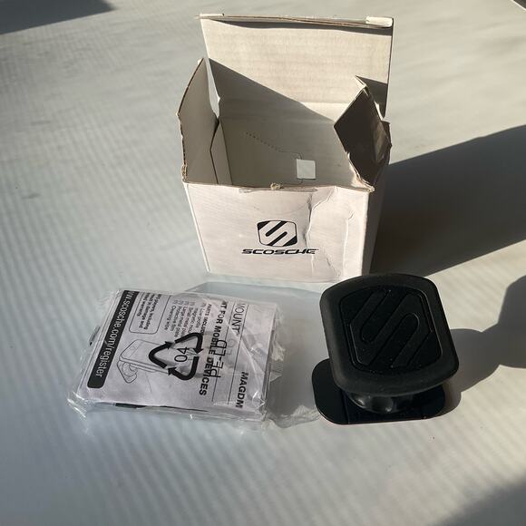 SCOSCHE MAGICMOUNT™ LOW-PROFILE DASH MOUNT FOR MOBILE DEVICES - Picture 3 of 4